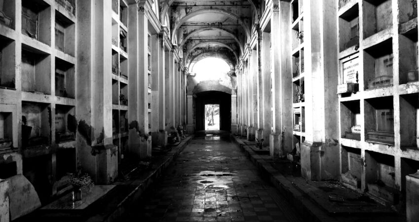 Schwarzweißfoto eines Kolumbariums