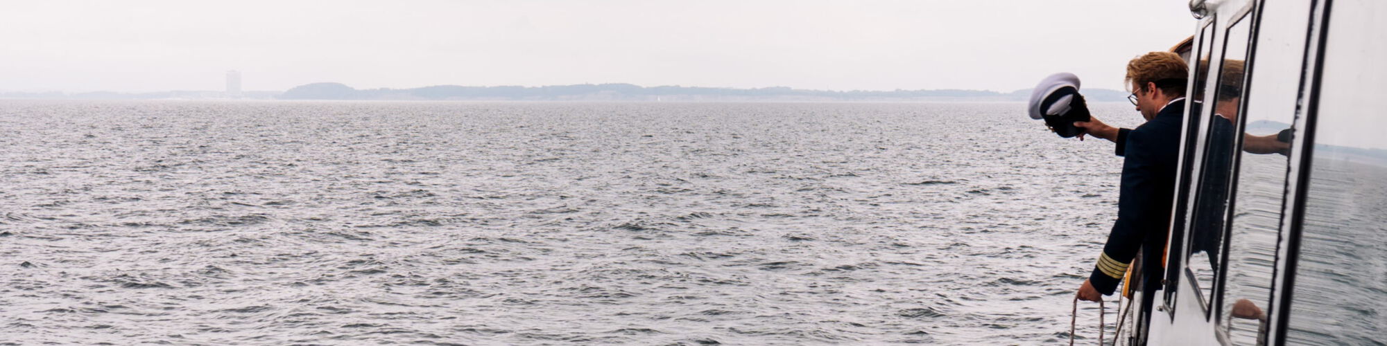 Eine Urne wird vom Schiff in die See gelassen